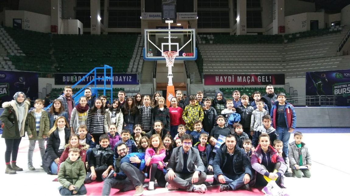 Okulumuz Beden Eğitimi Öğretmeni Tuğba ÜN'ün organize ettiği Tofaş - Pınar Karşıyaka basket maçı gezisi öğretmenlerimiz ve öğrencilerimizin yoğun ilgisi ile gerçekleşmiştir.
