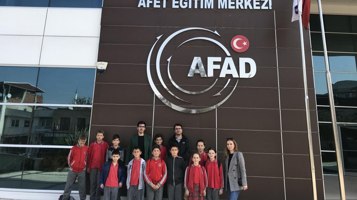Okulumuz Müdür Yardımcısı Murat Şaşmaz'ın kafile başkanlığını üstlendiği AFAD gezisi öğretmenlerimizin ve öğrencilerimizin katılımıyla gerçekleştirilmiştir.